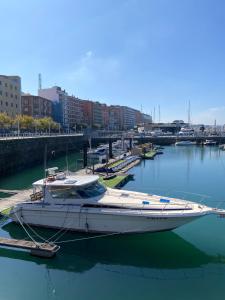un barco atracado en un muelle en un puerto en Yate en Gijon , experiencia única B, en Gijón