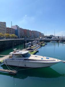 希洪Yate en Gijon , experiencia única的停泊在港口码头的船只