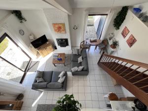 una vista aérea de una sala de estar con muebles en Zeester 4 persoons, en Julianadorp