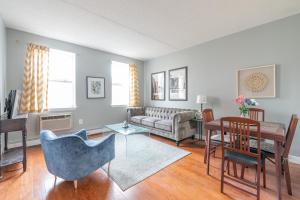 een woonkamer met een bank en een tafel bij Stunning 2 BR in Manhattan in New York