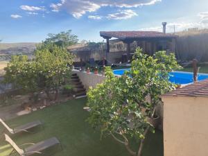 Bazén v ubytovaní Casa Rural Las Albertas alebo v jeho blízkosti