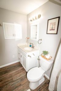 ein Badezimmer mit einem weißen WC und einem Waschbecken in der Unterkunft Large Beautiful Apartment (Unit 40) in Hershey