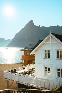 una casa sulla spiaggia con un molo di Reinefjorden Sjøhus a Reine