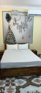 een slaapkamer met een bed met een schilderij aan de muur bij TITILI PLAZA in Puri