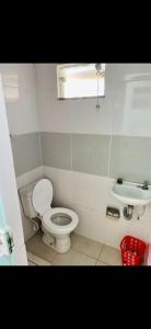 a bathroom with a toilet and a sink at Casa de Temporada Arraial do cabo in Arraial do Cabo