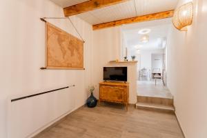 sala de estar con TV y mesa en La Perle de Lens - Belle maison avec grande terrasse, en Lens