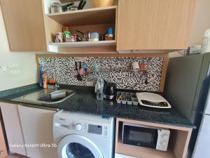 Kuchyň nebo kuchyňský kout v ubytování The Naithorn Condo Unit 401