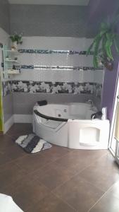 a bathroom with a bath tub in a room at HOTEL RAYMONDI in Pucallpa