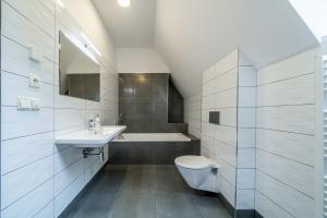 Koupelna v ubytování Hotel Mandát + 37 fotografií