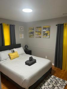 A bed or beds in a room at Serene Retreat! 3 minutes to downtown Richmond
