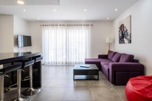 a living room with a purple couch and a table at Vitamin Sea, The Sea View Apartment in Baleal
