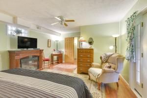 - une chambre avec un lit, une télévision et une chaise dans l'établissement Fort Calhoun Home with Screened Porch and Playground!, 