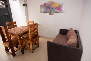 a dining room with a table and a couch at Ribeiro Flat in Araxá