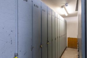 a row of metal lockers in a room at Résidence Le Médian - Les Ménuires in Les Menuires
