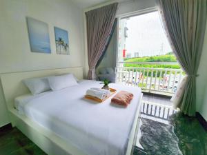 Una cama o camas en una habitación de KLIA 7th Floor Pool View 4 Rooms SUITE
