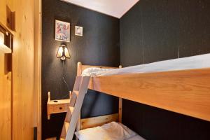 a bedroom with two bunk beds and a lamp at Augusta Praetoria Pila in Gressan