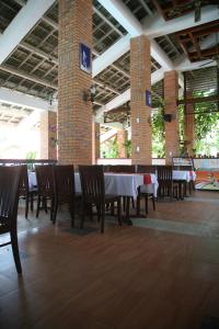 un comedor con mesas y sillas en un edificio en Mui Ne Resort, en Mui Ne