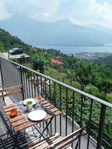 einen Tisch und Stühle auf einem Balkon mit Aussicht in der Unterkunft Apartments Gravedona Panoramic in Gravedona