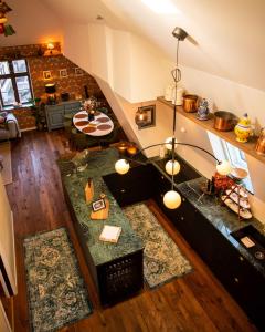 Luxury apartment in Bergen's Gastronomic district في بيرغِن: اطلالة علوية لغرفة معيشة مع طاولة