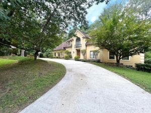 un vialetto che conduce a una casa gialla con alberi di 2811 Hawthorne Dr, NE ad Atlanta