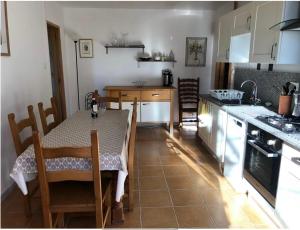Una cocina con una mesa y sillas en una cocina. en La Maison Tourouzelle, en Lauraguel 15 fotos más