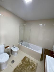 ein Badezimmer mit einem WC, einer Badewanne und einem Waschbecken in der Unterkunft Quinta de VillaSete in Alpendurada