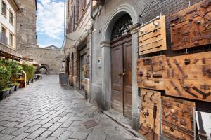 un callejón en un edificio antiguo con puertas de madera en Augusta Praetoria Aosta, en Aosta