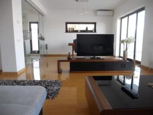 a living room with a flat screen tv on a table at Casa verde 2 in Pantelimon
