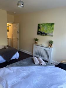 een slaapkamer met een bed met 2 kussens erop bij Spacious 5-Bed Retreat in Londen