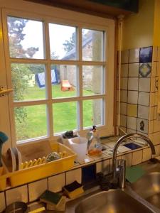 a kitchen counter with a sink and a window at Ty Oceane Erdeven in Erdeven