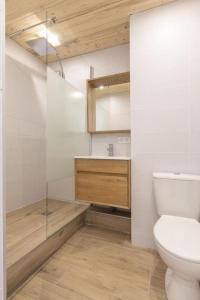 レ・メニュアールにあるRésidence Le Médian - Les Ménuiresのバスルーム(トイレ、ガラス張りのシャワー付)