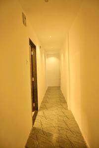 pusty korytarz z korytarzem prowadzącym do drzwi w obiekcie Airport Stay 