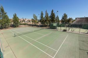 um campo de ténis com uma rede em El Oasis Casa Palmera 16 Bajo B em Fuente Alamo