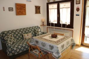 a living room with a couch and a table at Appartamento Contolini in Mazzin