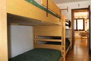 a bedroom with bunk beds in a house at Appartamento Contolini in Mazzin