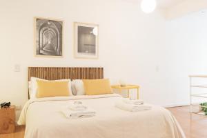1 dormitorio con 1 cama grande y 2 toallas. en Fliphaus Oro 2200 - Lux Duplex Palermo Soho en Buenos Aires