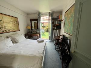 a bedroom with a bed and a desk and a window at "Maison 1850 Paris 18" Chambre G avec terrasse et parking in Paris