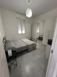 una camera con un letto e una sedia di Fiume 21 apartment -1- Venturina Terme a Venturina Terme
