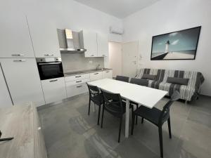 una cucina e una sala da pranzo con tavolo e sedie di Fiume 21 apartment -1- Venturina Terme a Venturina Terme