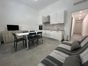 una cucina con tavolo e sedie in una stanza di Fiume 21 apartment -1- Venturina Terme a Venturina Terme