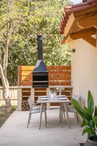 una mesa y sillas frente a una parrilla en La Caseta, en Sant Jaume de Llierca