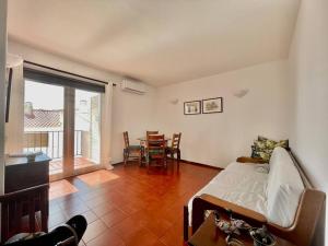 - un salon avec un lit et une table avec des chaises dans l'établissement 1bedroom duplex beach apartment, à Carvoeiro