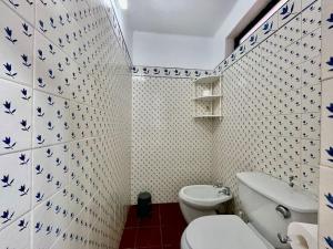 La salle de bains blanche est pourvue de toilettes et d'un lavabo. dans l'établissement 1bedroom duplex beach apartment, à Carvoeiro