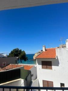 - un balcon offrant une vue sur l'océan dans l'établissement 1bedroom duplex beach apartment, à Carvoeiro