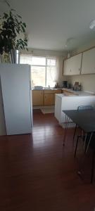 eine Küche mit einem weißen Kühlschrank und einem Tisch in der Unterkunft Hrafnabjörg 4 in Hrafnabjorg