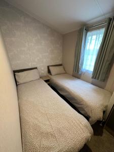 En eller flere senge i et værelse på Bishy Barnabee, Waxham nr Sea Palling, path to the sandy beach