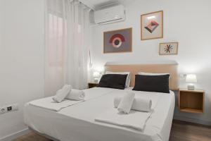 una camera bianca con un grande letto bianco con cuscini di Los Boliches comfy retreat - Ref 229 a Las Lagunas Mijas