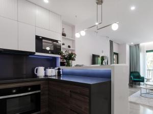Kuchyňa alebo kuchynka v ubytovaní Luxury Blue Coast Seaside Retreat Marbella
