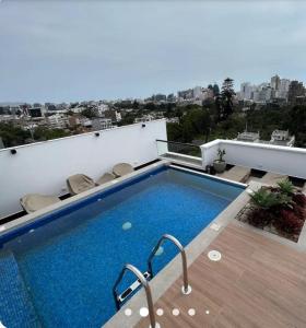 una piscina sul tetto di un edificio di Exclusive San Isidro a Lima