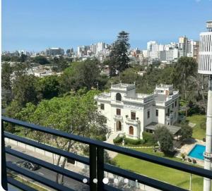 un palazzo con vista sulla città di Exclusive San Isidro a Lima